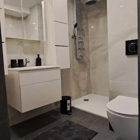 Nest- Centre, Free Parking- Renovated August 2024 Apartment