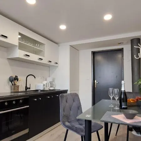 Nest- Centre, Free Parking- Renovated August 2024 Apartment *